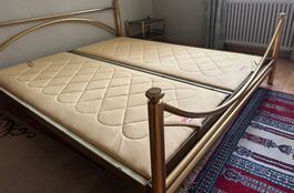 Doppelbett in Messing inkl. Matratzen