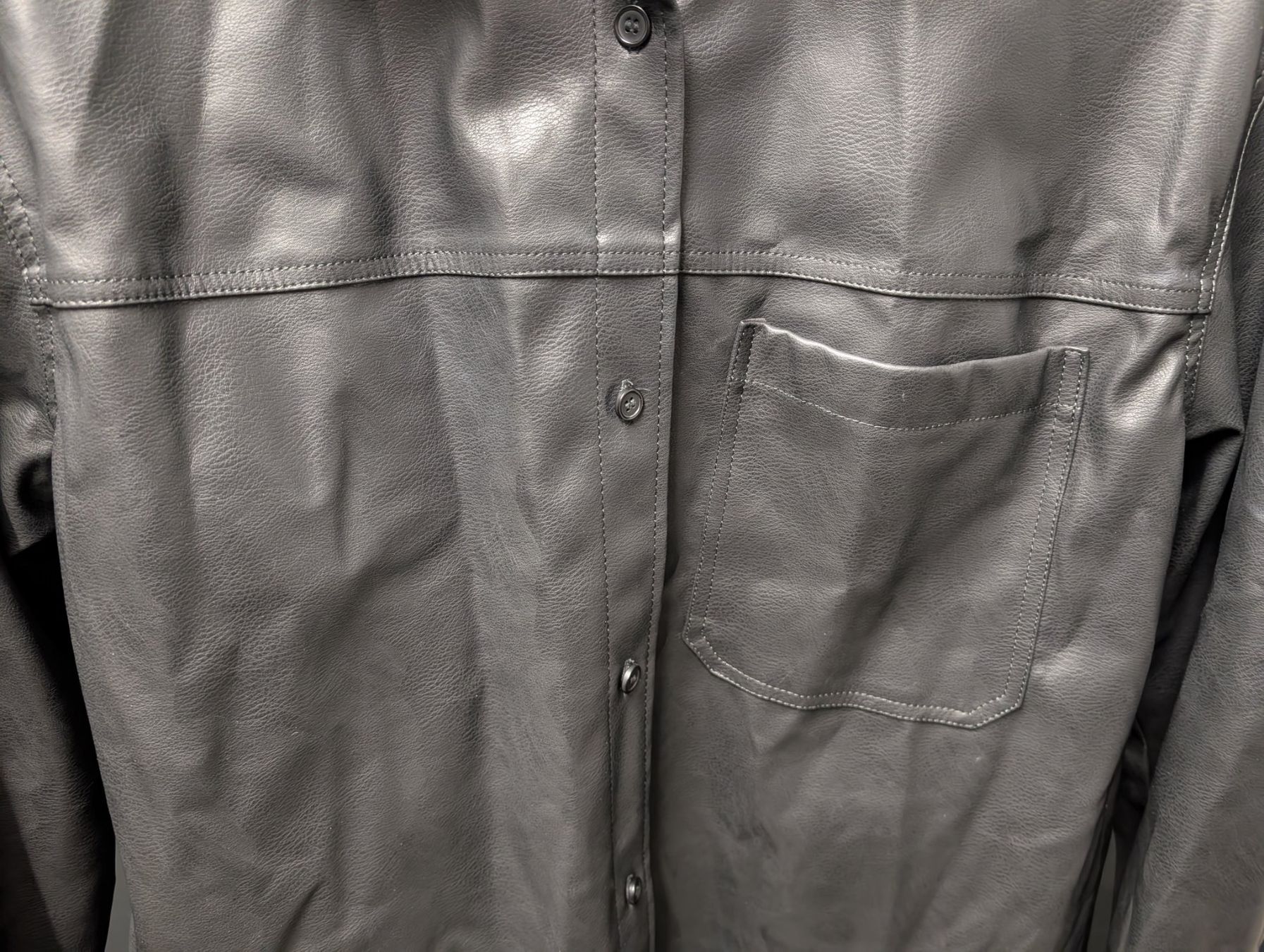 H&M Giacche: H&M Kunstleder Shacket Schwarz Gr. L – Usato da Wiezikon b.Sirnach venduto da CaRo_Second 4