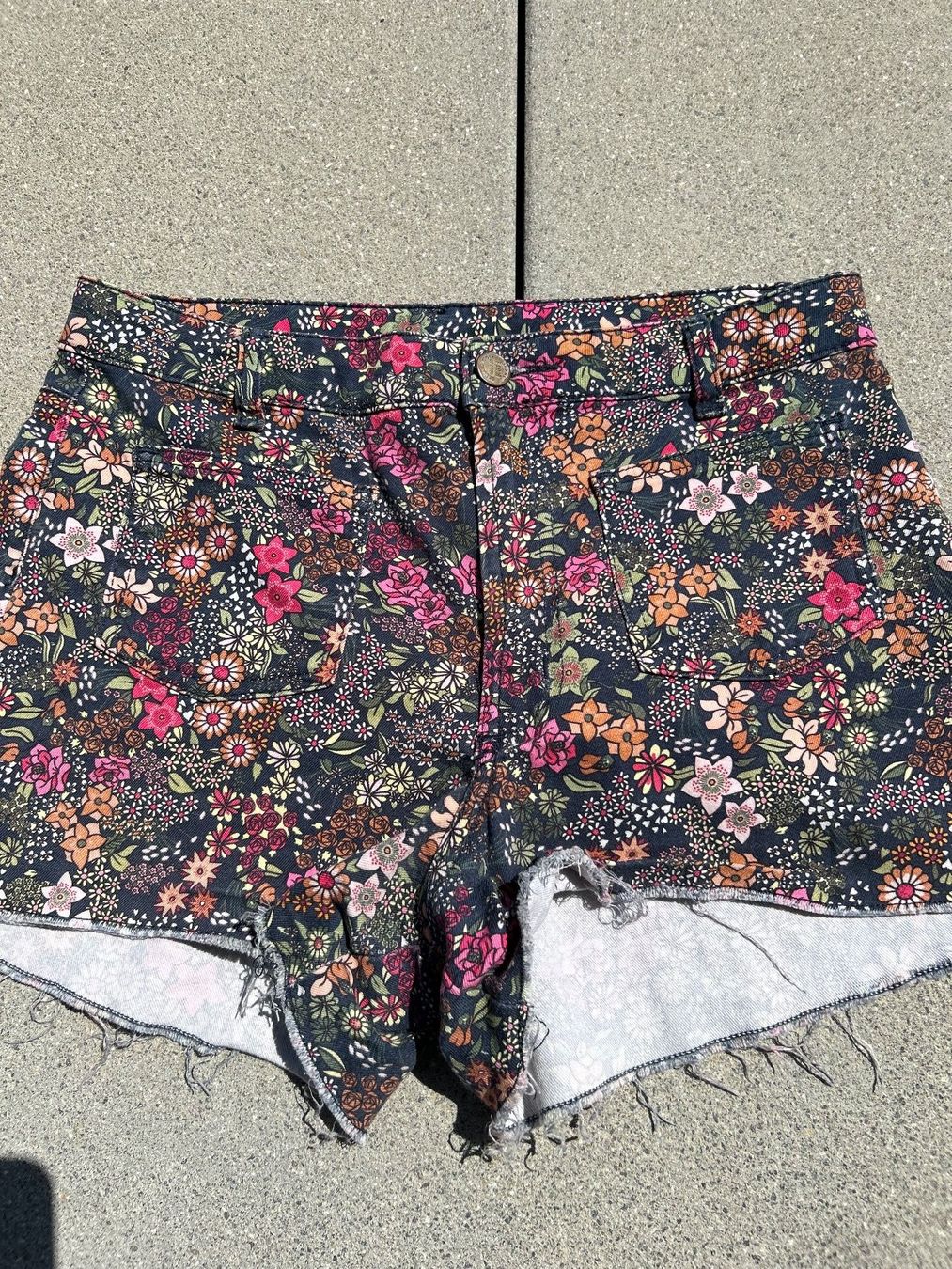 Jeans: Jeans-Shorts Grösse 38 – Gebraucht aus Niederhelfenschwil von aur_ms6f 1