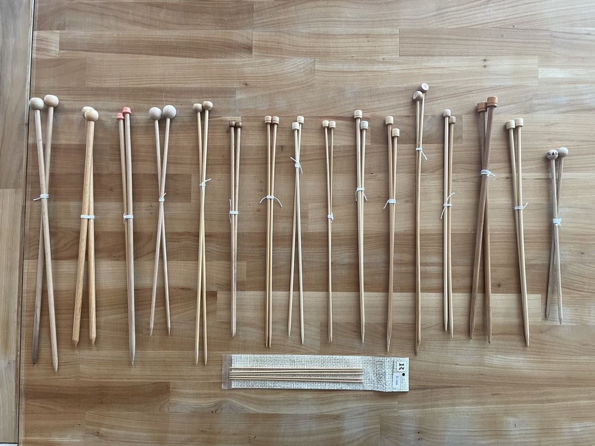 Nadeln: Stricknadeln aus Holz – Gebraucht aus Rümlang von euqinom16