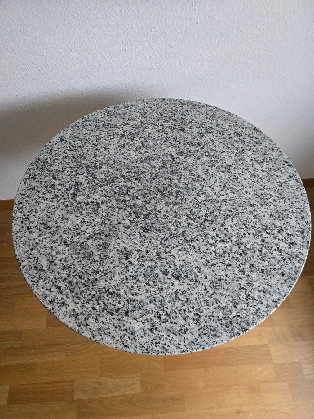 Tables: Gartentisch rund mit Granitplatte – D'occasion à Fischbach-Göslikon par roger301272 2
