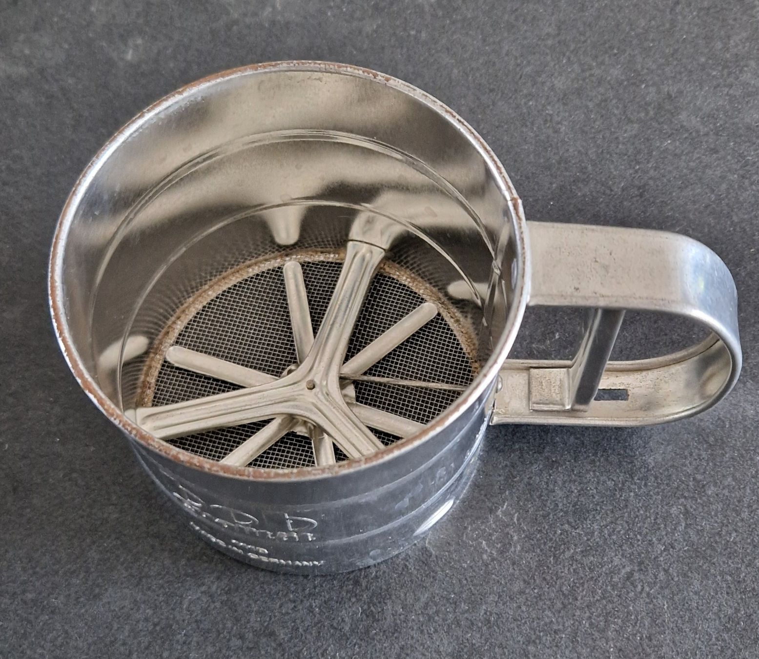 Küchengeräte: Mahl-Sieb aus Metall  – Gebraucht aus Gasel von sale65
