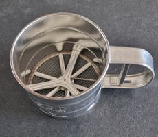 Mahl-Sieb aus Metall 