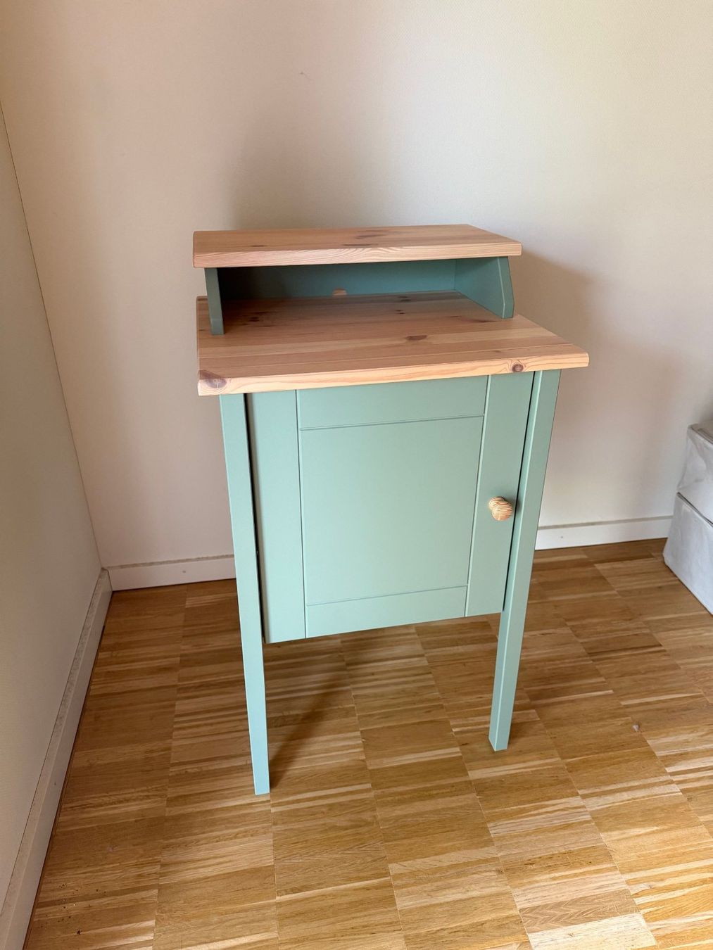 Ikea Comodini: Wooden nightstand – Usato da Zürich venduto da hub_2r9g
