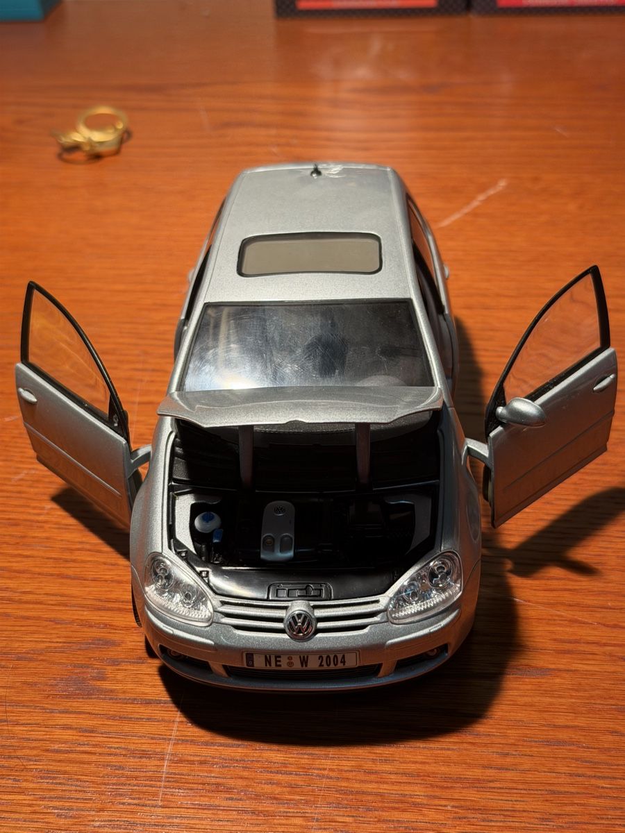 Bburago Modellautos: Volkswagen Golf V, 2004, Silver - Bburago Model Car – Gebraucht aus Lausanne von vas_cdb2 2
