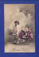 ENFANT - Petit garçon avec brouette de fleurs