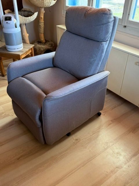 Fauteuils: Stuhl  mit massage und aufstehhilfe – D'occasion à melchnau par will-hier-weg 1