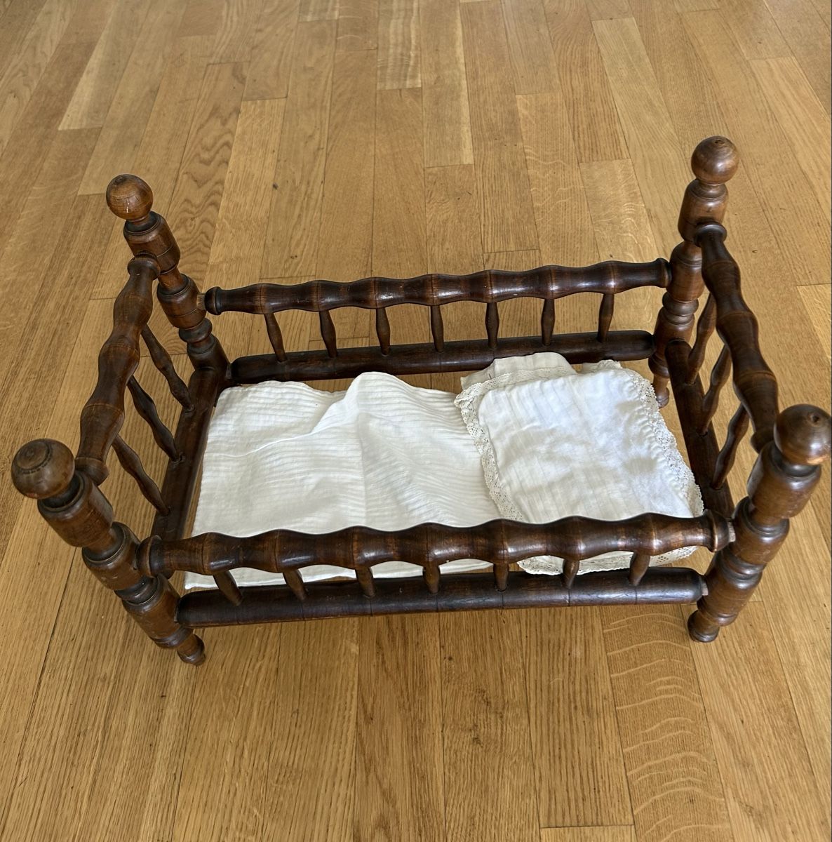 Bambole: Antikes Puppenbett aus Holz – Usato da Zumikon venduto da tuna007