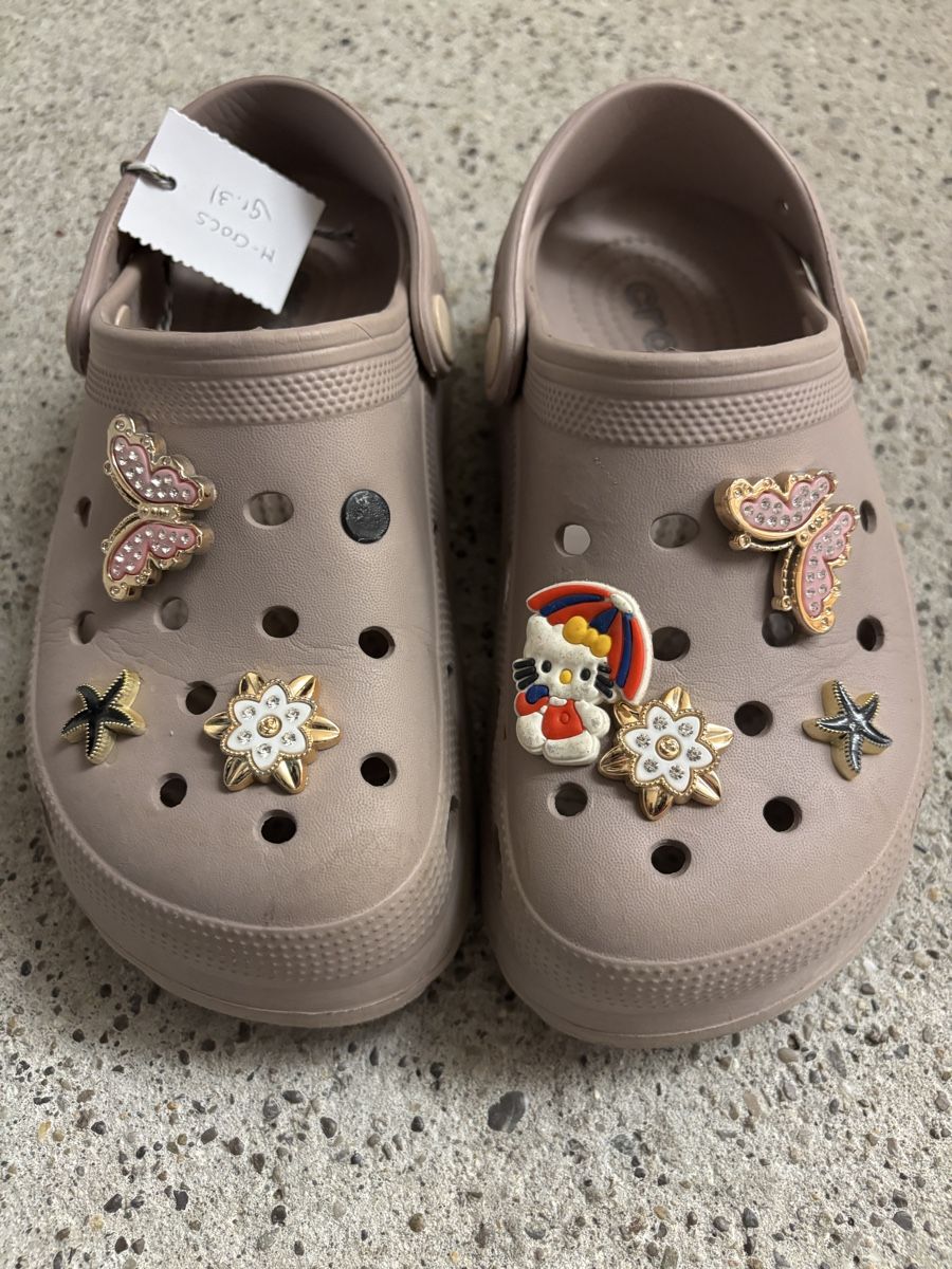 Crocs Schuhe für Mädchen: Crocs mit Jibbitz, Grösse 31 – Gebraucht aus Büren an der Aare von Nikito2001 3