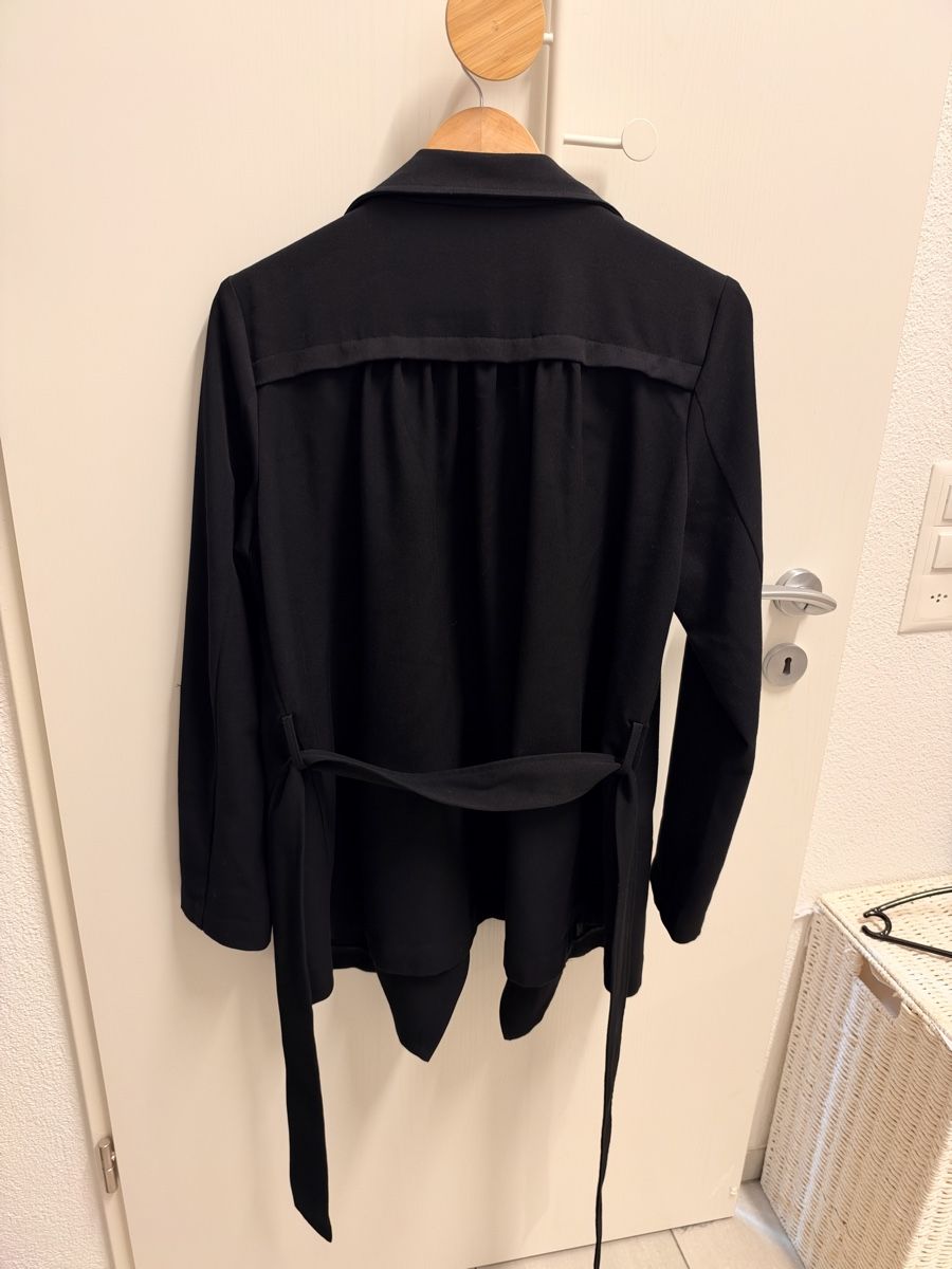 Only Cappotti: ONLY schwarzer Trenchcoat / Mantel Gr. M mit Bindegürtel – Usato da Dübendorf venduto da GaSchu-zh 2