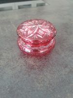 Glasdose mit Deckel rosa geschliffen guter Zustand