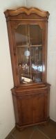 Eckvitrine aus Holz mit Glastür und Unterschrank antik
