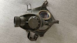 Schweizer Armee maske in Behälter