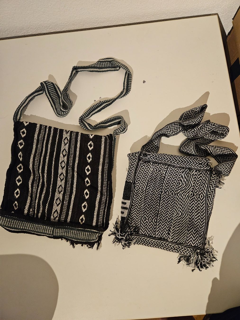 Taschen: 2 Umhängetaschen schwarz/weiss – Gebraucht aus Schaffhausen von sabrina915 5