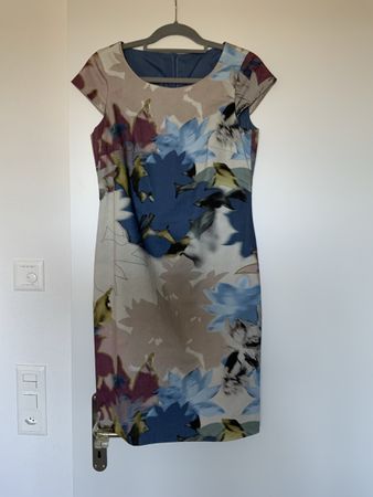 Kleid Blumenmuster kurzarm Grösse 38 guter Zustand