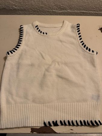 Damen Strickweste creme mit schwarzer Naht Grösse S