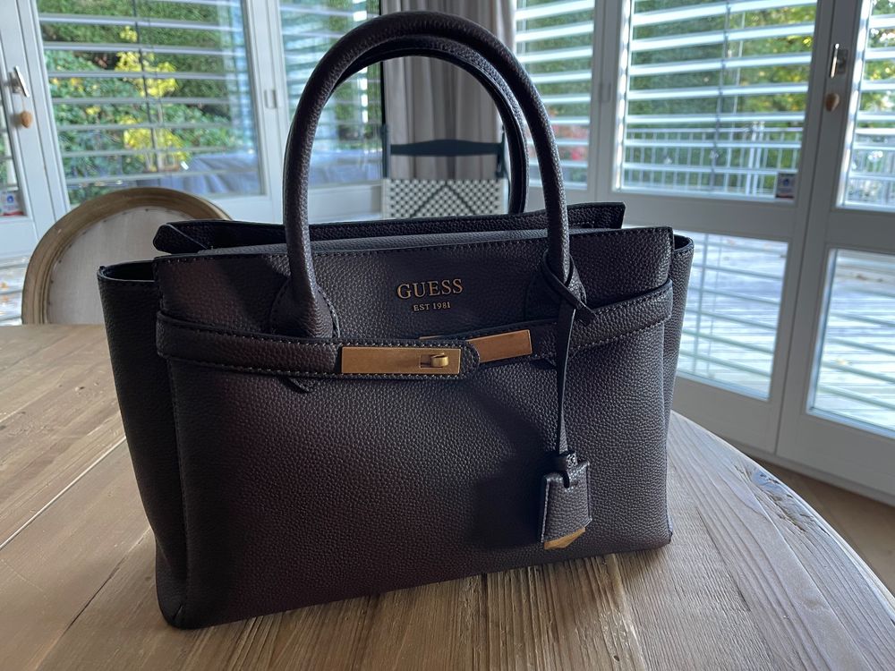 Guess aus store