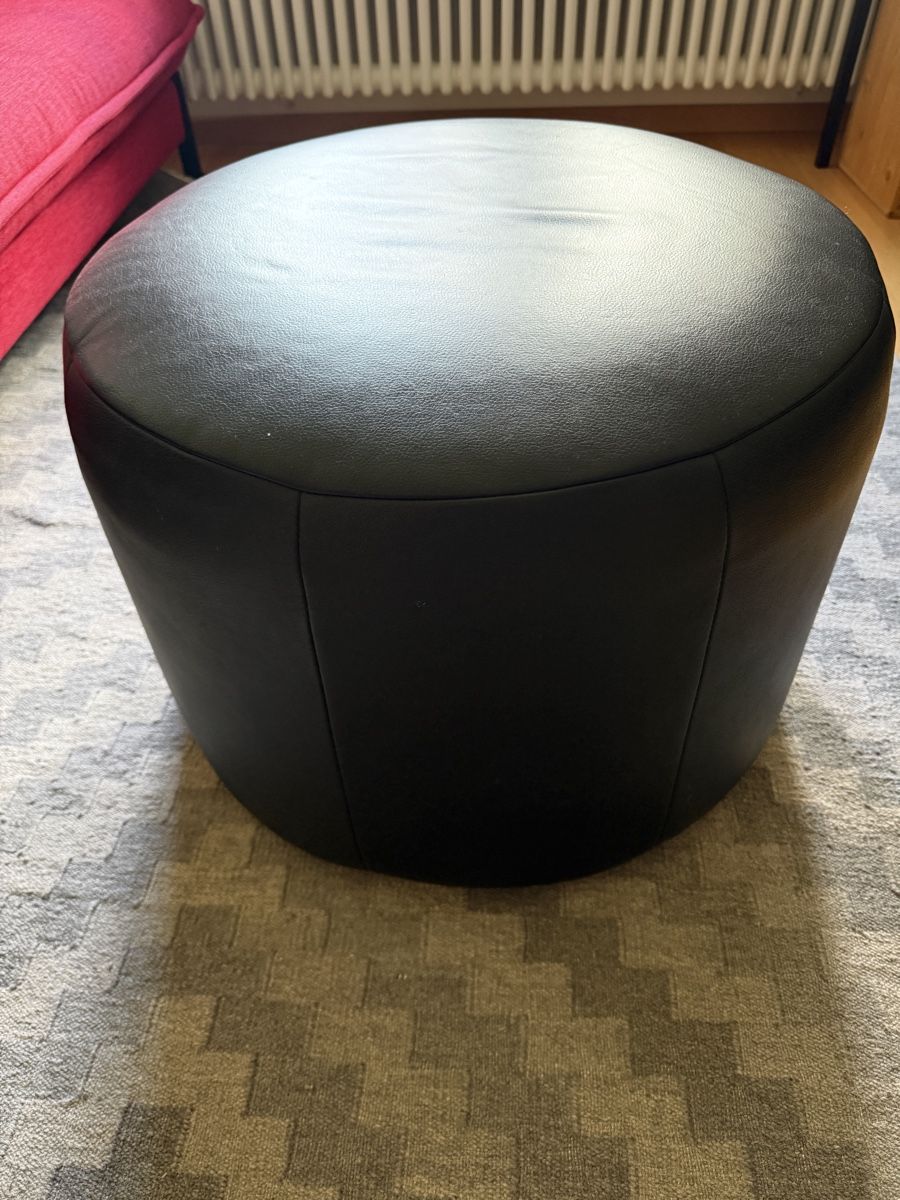 Hocker: Schwarzer runder Pouf / Hocker / Sitzhocker / Ottomane – Gebraucht aus Zürich von minal