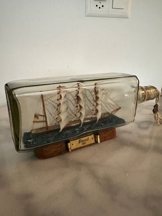 Schiff In Flasche Dekoration - Goldfarbenes Glas-Schiff Mit Holz-Sockel Im Vintage-Stil