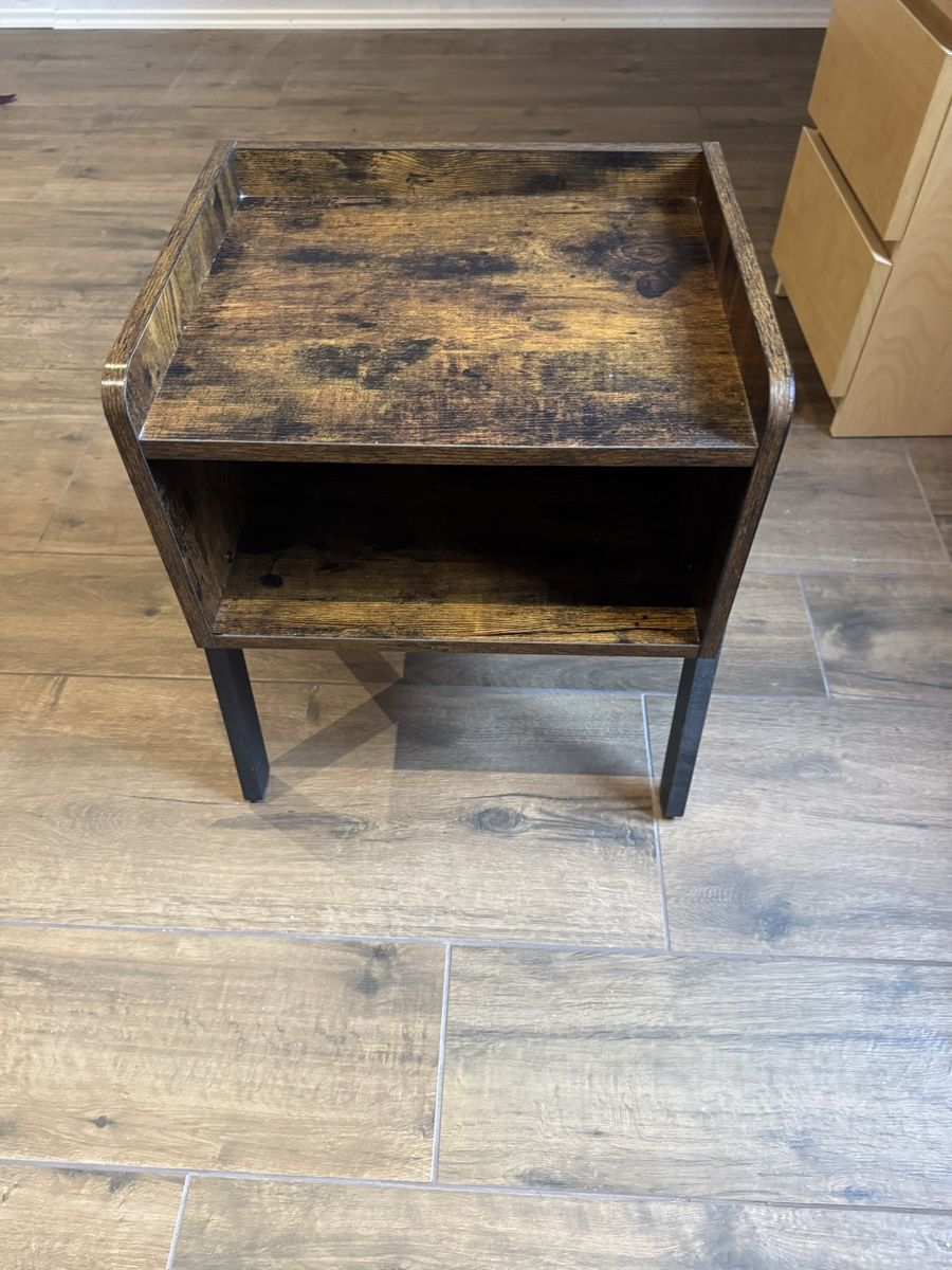 Comodini: Vintage Style Bedside Table/Nightstand - Great Value! – Nuovo (secondo la descrizione) da Aarburg venduto da StavFashion 2