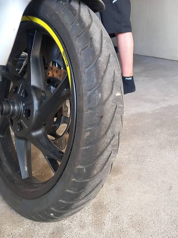 Benelli Strasse: Benelli BN 125 mit Topcase und Pirelli Pneu – Gebraucht aus Menzingen von reto2008 2