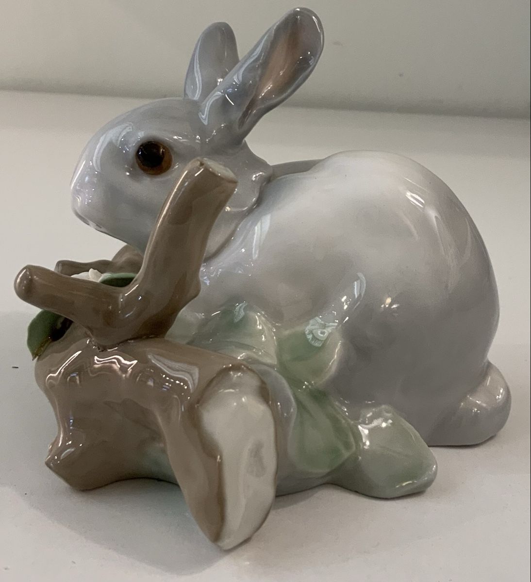 Lladro Statuette: Lapin gris/blanc au printemps by Lladro – Usato da rolle venduto da Tontonjulot 1