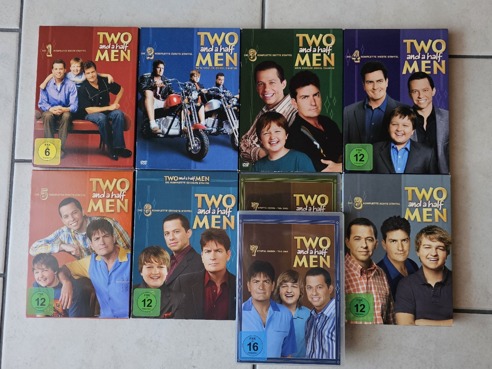 Tutti i DVDs: Two And A Half Man  -  Staffeln 1 - 8 – Usato da Schneisingen venduto da backstore24