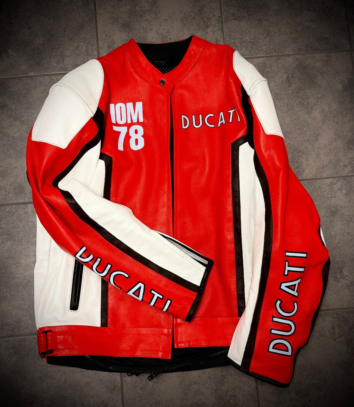 Ducati Giacche: Ducati Motorradlederjacke IOM72 – Nuovo (secondo la descrizione) da Neftenbach venduto da Onlineshopper 2