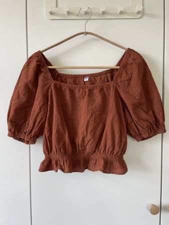 UNIQLO Lochstickerei Bluse / Crop Top – Gr. S – Rostbraun 