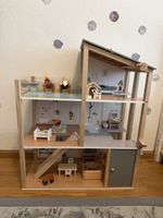 Holz-Puppenhaus inkl. Zubehör – bereit für neue Abenteuer
