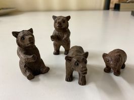 4 kleine Holzbären, handgeschnitzt, Höhe 5 cm
