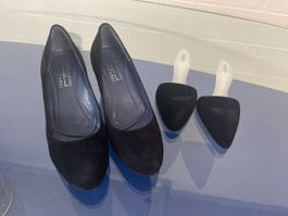 Elegante, neuwertige Wildleder Pumps, schwarz, Grösse 38