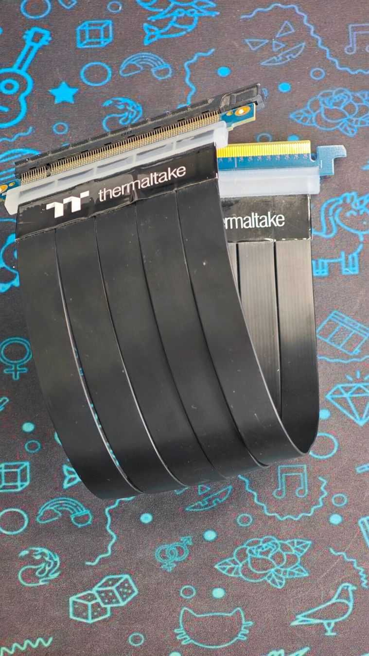 Câbles: Thermaltake Riser Cable PCIe 3.0x16 30cm – D'occasion à Grenchen par ale_bbm5