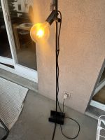 Stehlampe schwarz, verstellbarer Spot, mit Glühbirne
