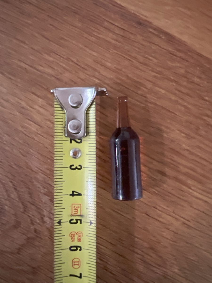 Case e mobili per bambole: Miniature bottles in crate, 2 items, brown glass – Nuovo e nell'imballaggio originale da Uznach venduto da Apuutze 2