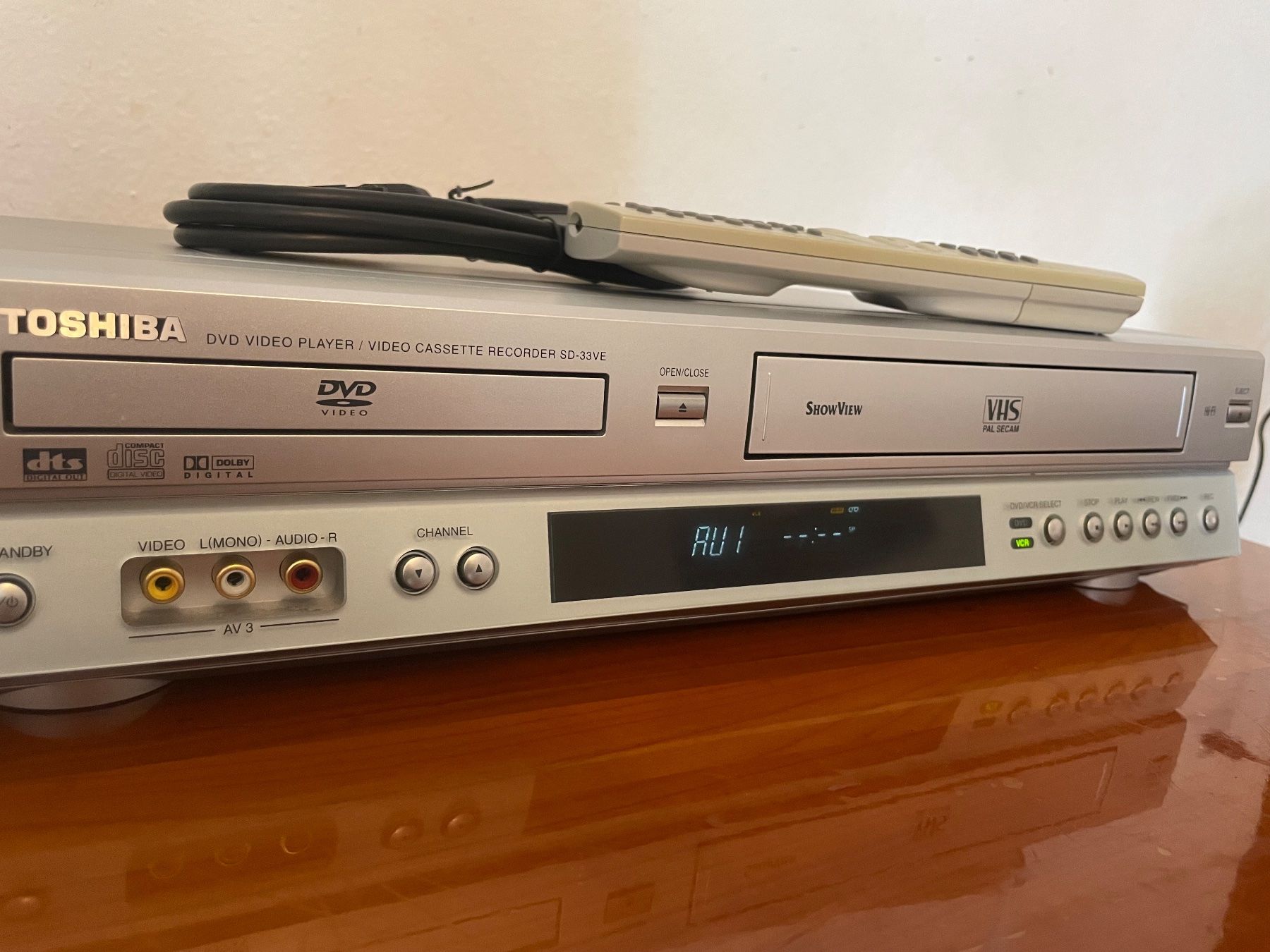 Toshiba Aufnahmegeräte: Toshiba SD-33VE VHS / DVD Kombination Mit FB – Gebraucht aus Zürich von  3