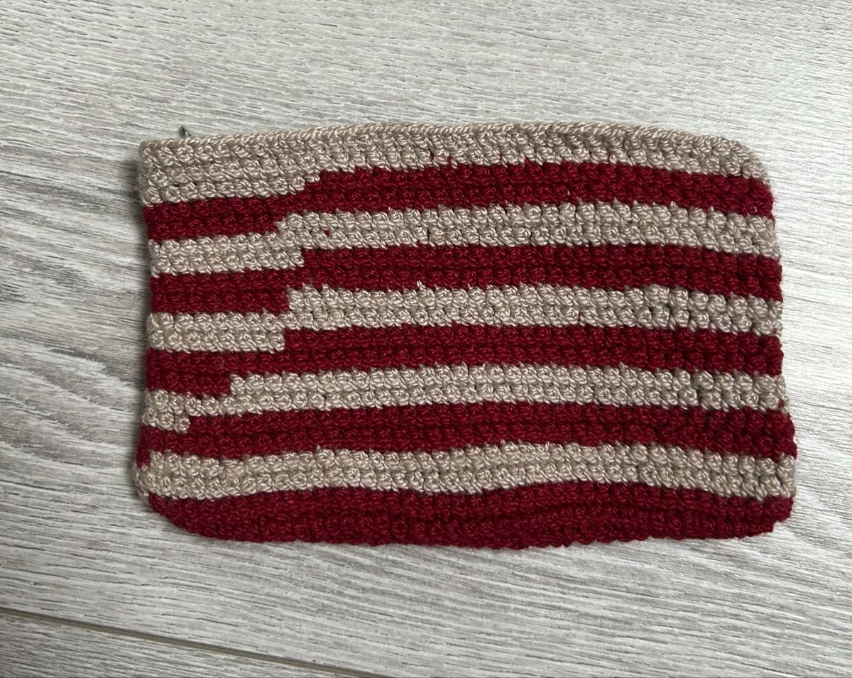 Custodie per cosmetici: Pochette rayée bordeaux et beige, crochetée main – Nuovo (secondo la descrizione) da Genève venduto da and_k79x
