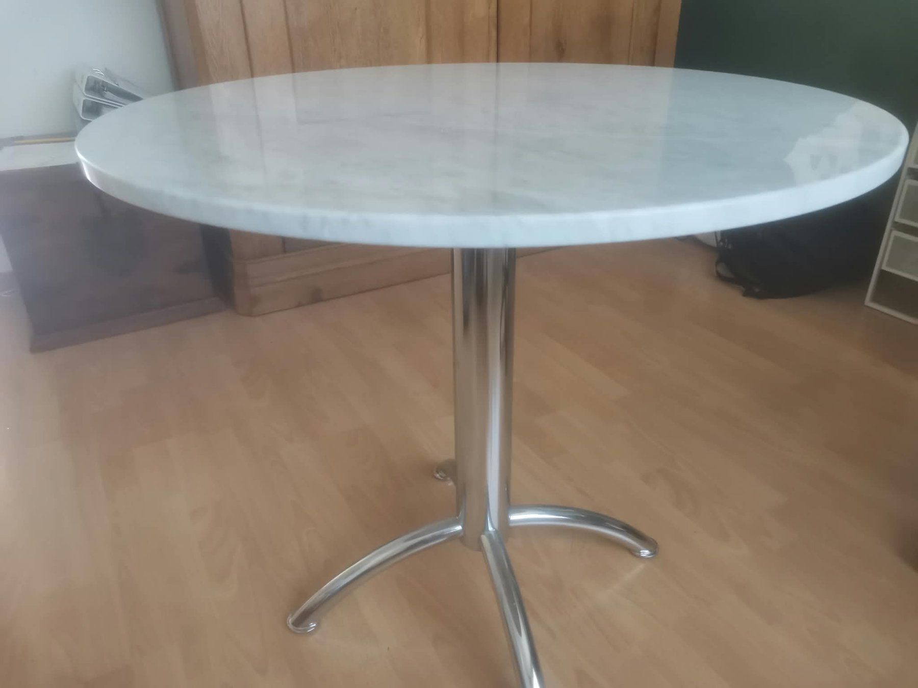 Tavoli: Runder Bistrotisch mit Marmorplatte – Usato da Lostorf venduto da buenzlischwiizer 1