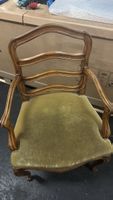 Antiker Armlehnstuhl / Fauteuil mit grünem Samt