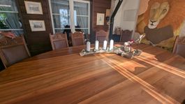 Nussbaum-Esstisch massiv 3.10 m + 12 handgeschnitzte Stühle