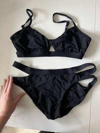 Schwarzer Bikini mit Cut-Outs, Grösse M/L - Sommer Hit!