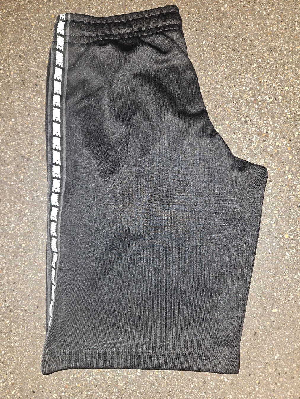 Nike Pantaloni: Nike Sporthose schwarz Grösse M  – Nuovo (secondo la descrizione) da Anwil venduto da tamoos 1