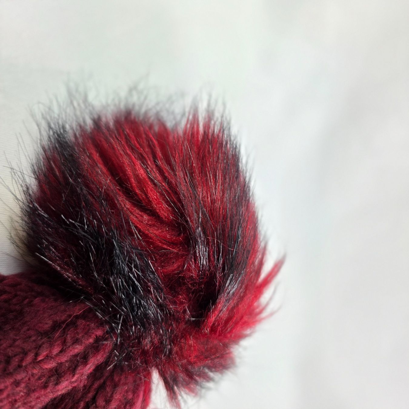 Copricapi, berretti & cappellini: Warme, gestrickte Wintermütze mit Bommel, Weinrot – Usato da Wald ZH venduto da Martin79 4