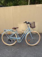 Vélo de ville pour femme bleu clair avec panier bon état