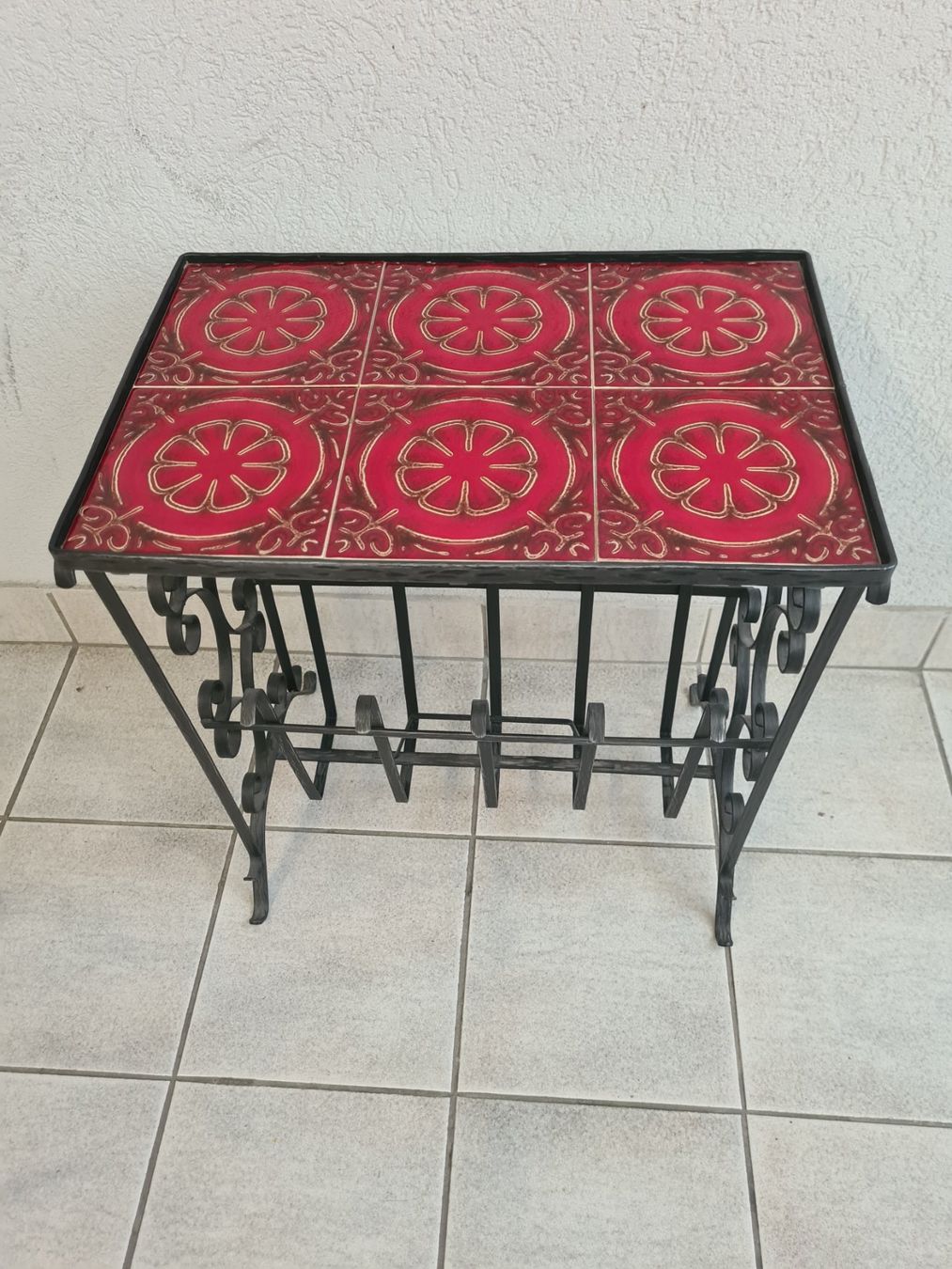 Tische: Table d'appoint fer forgé et carreaux rouges décorés – Gebraucht aus Monthey von 187-zeroo 6