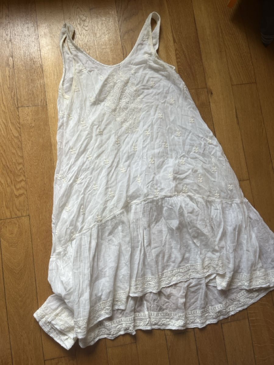 Robes: Robe blanche Rapsodia brodée taille L – D'occasion à Lausanne par LorenaOrtega