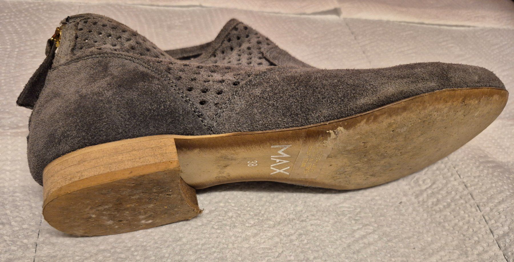Scarpe da donna: Graue Wildleder-Stiefeletten mit Lochmuster Gr. 38 MAX – Usato da Zürich venduto da Roberto040 7