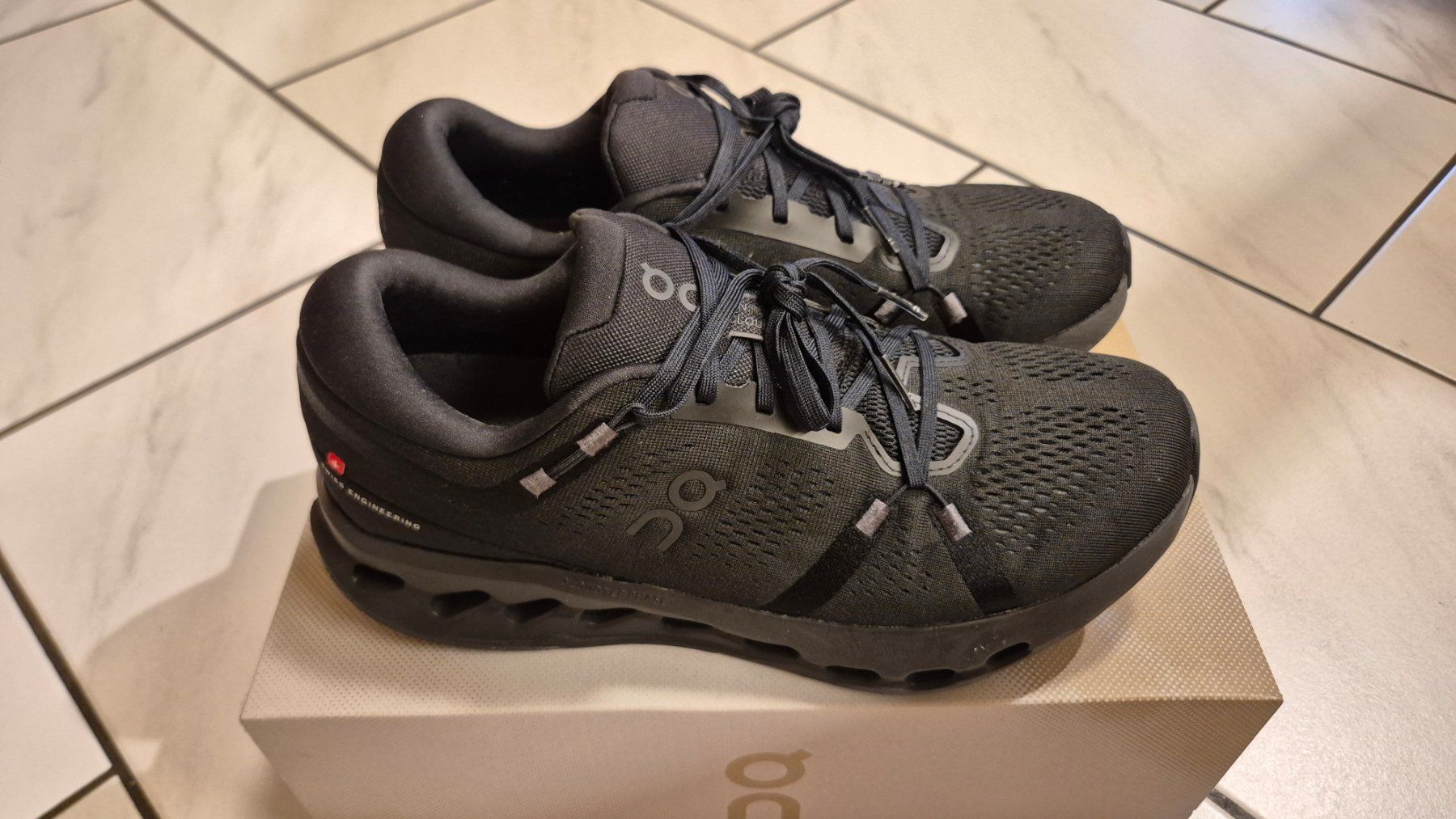 On Scarpe da uomo: ON Cloudsurfer 2 Trailrunning Schuh Gr. 45 Black / Schwarz – Usato da Diessenhofen venduto da Danielrathky 2