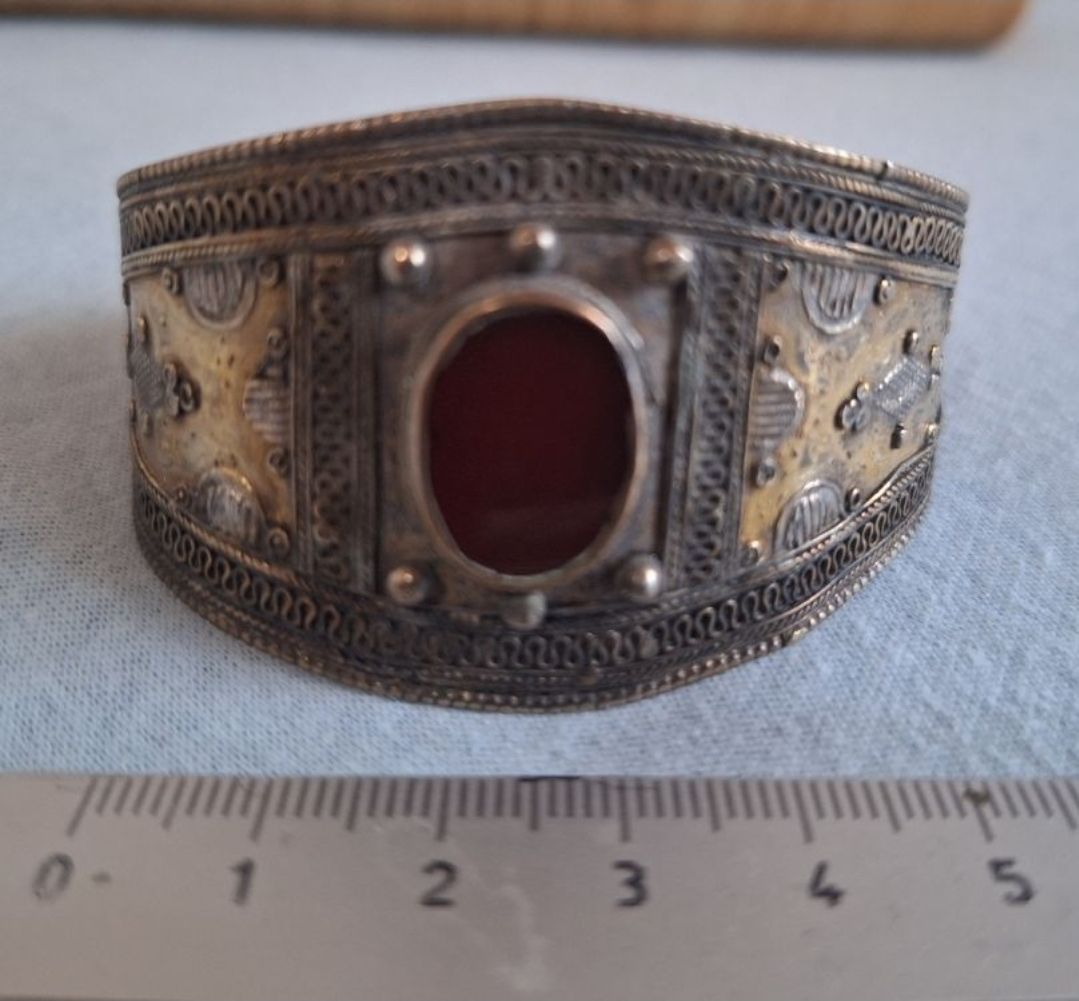 Armbänder & -reifen: Bracelet ancien avec pierre rouge  – Gebraucht aus Tannay von v1n1p00h 1