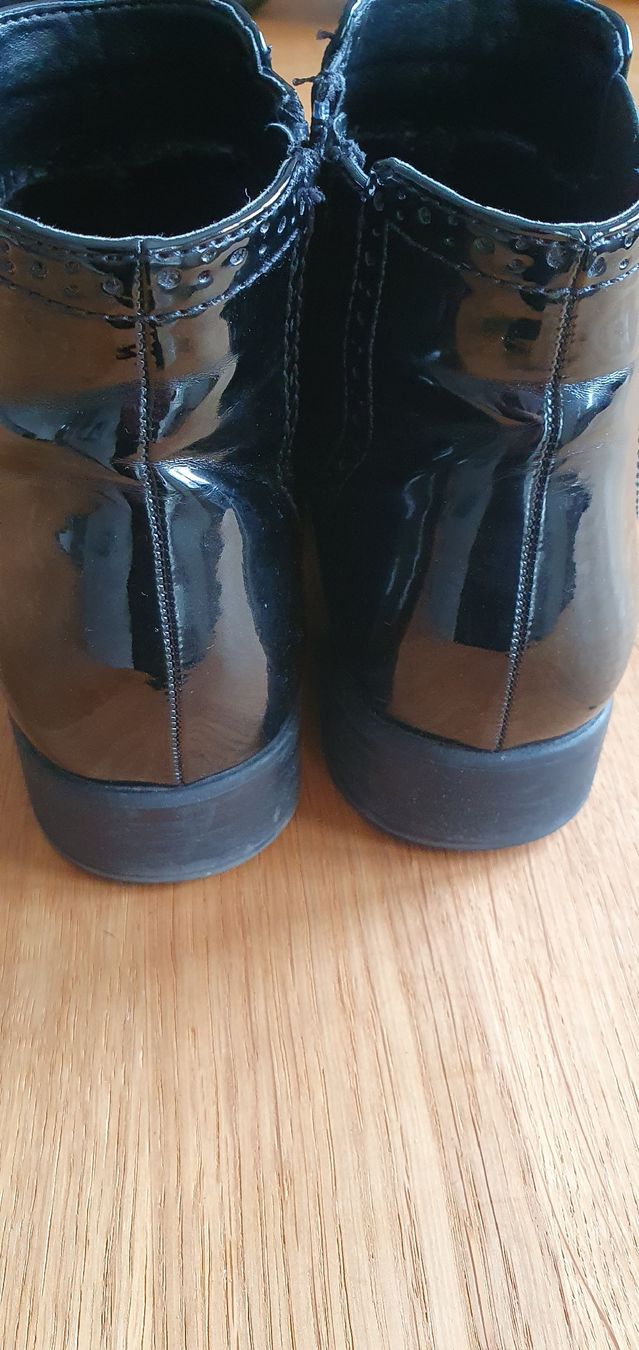 Damenschuhe: schwarze Lack Stiefeletten Grösse 37 – Gebraucht aus Goldach von nikkaaa 4